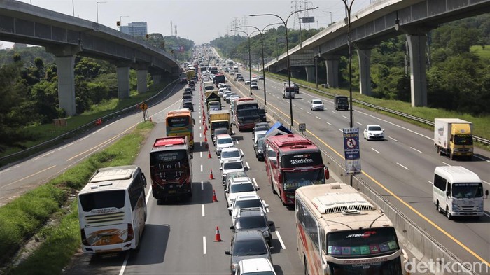 Tol Jakarta-Cikampek terpantau padat siang hari ini, Minggu (8/5). Kemacetan terlihat di jalur contraflow mulai Km 47 hingga Km 58, Karawang, Jawa Barat.