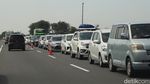 Penampakan Antrean Panjang Kendaraan di Tol Japek Siang Ini