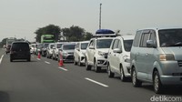 Untuk diketahui, polisi menerapkan skenario arus lalu lintas terbaru. Titik one way diberlakukan dari Km 428 Jalan Tol Semarang ABC sampai Km 66 Jalan Tol Jakarta-Cikampek arah Jakarta.