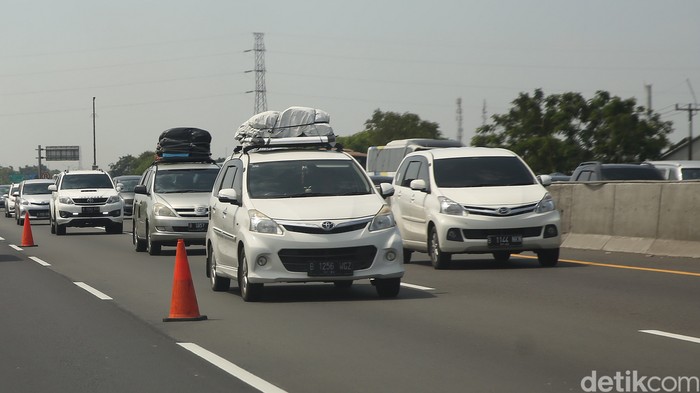 Tol Jakarta-Cikampek terpantau padat siang hari ini, Minggu (8/5). Kemacetan terlihat di jalur contraflow mulai Km 47 hingga Km 58, Karawang, Jawa Barat.
