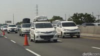 Tak hanya itu, contraflow juga diberlakukan satu jalur dari Km 47-28 Tol Japek arah Jakarta sejak pukul 09.00 WIB.
