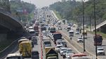 Penampakan Antrean Panjang Kendaraan di Tol Japek Siang Ini