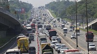 Penampakan antrean panjang kendaraan di jalur contraflow yang berada di jalur A di Tol Jakarta-Cikampek mulai Km 47 hingga Km 58, Karawang, Jawa Barat, Minggu (8/5/2022).
