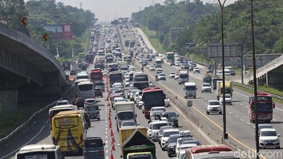 Penampakan Antrean Panjang Kendaraan di Tol Japek Siang Ini