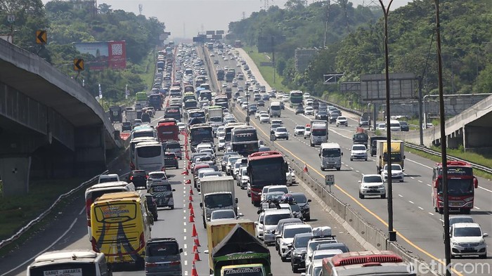 Tol Jakarta-Cikampek terpantau padat siang hari ini, Minggu (8/5). Kemacetan terlihat di jalur contraflow mulai Km 47 hingga Km 58, Karawang, Jawa Barat.