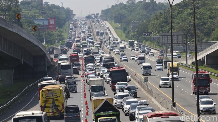 Penampakan Antrean Panjang Kendaraan di Tol Japek Siang Ini Tol Jakarta-Cikampek terpantau padat siang hari ini, Minggu (8/5). Kemacetan terlihat di jalur contraflow mulai Km 47 hingga Km 58, Karawang, Jawa Barat.