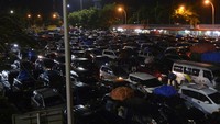 Diketahui, pada H+4 lebaran sebanyak 142.377 orang penumpang, 18.863 kendaran roda empat dan 11.413 kendaraan bermotor menggunakan jasa angkutan kapal laut untuk menyeberang ke Pulau Jawa.