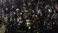 Tak hanya mobil dan kendaraan roda empat lainnya yang mengantre di pintu masuk (tol gate) Pelabuhan Bakauheni, pemudik kendaraan sepeda motor juga terlihat mengantre saat akan memasuki kapal ferry di pelabuhan yang berada di kawasan Lampung tersebut. 