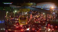 Penampakan sejumlah kendaraan yang terlihat mengantre di pintu masuk (tol gate) Pelabuhan Bakauheni, Lampung Selatan, Lampung, Minggu (8/5/2022).