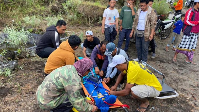Pendaki asal AS yang tewas akibat jatuh dari lereng Gunung Batur, Kintamani, Bangli, dievakuasi petugas, Minggu (8/5/2022) pagi.