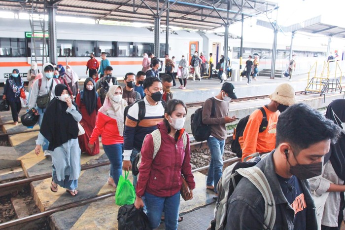 Penumpang di stasiun kereta