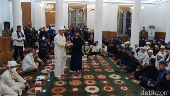 Penyerahan Perda tentang adat saat prosesi Seba Baduy di Gedung Negara, Kota Serang (Foto: Bahtiar Rifai/detikcom)