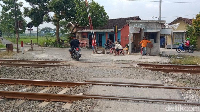 Perlintasan kereta api sebidang di Dusun Karangnongko, Desa Ketandan, Kecamatan Klaten Utara, Minggu (8/5/2022).