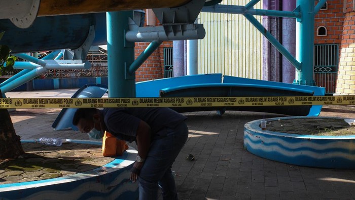 Polisi melakukan olah tempat kejadian perkara (TKP) di lokasi ambrolnya seluncuran wahana permainan air di Kenjeran Water Park, Surabaya, Jawa Timur, Sabtu (7/5/2022). Sekitar 15 pengunjung mengalami luka-luka akibat terjatuh dari seluncuran yang ambrol di ketinggian sekitar 10 meter tersebut. ANTARA FOTO/Didik Suhartono/tom.