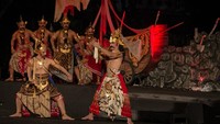 Pentas kolosal itu diadakan saat lebaran untuk menyambut para pemudik yang kangen dengan Kota Solo. 