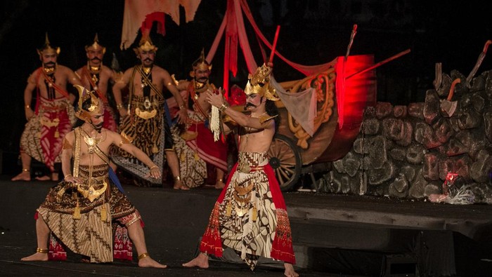 Penampilan sejumlah penari dalam Opera Wayang Orang Kolosal Bakdan Ning Sala 2022 dengan judul 
