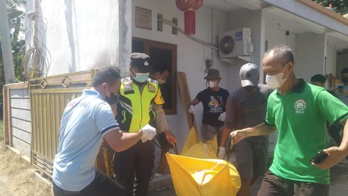 Petugas kepolisian saat mengevakuasi jenazah korban untuk selanjutnya dibawa ke RSUP Sanglah Denpasar