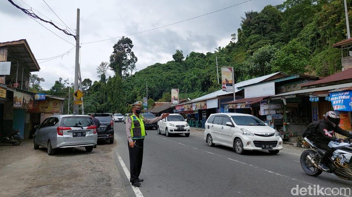 Petugas Unit Lantas Polrestabes Medan sedang mengatur jalannya arus lalu lintas di sekitar Desa Sembahe, Kecamatan Sibolangit