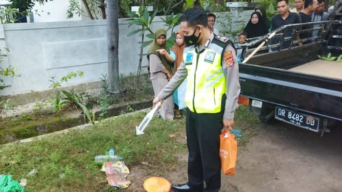 Polisi melakukan olah TKP di lokasi kecelakaan di Lombok Utara, Minggu (8/5/2022)