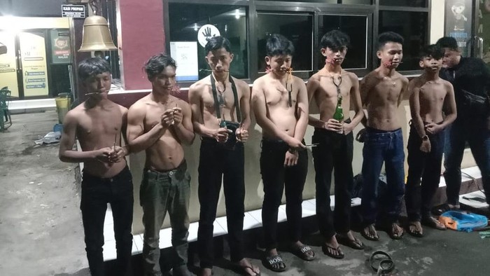 Polisi mengamankan 7 pelaku geng motor saat merakit busur panah dan bom molotov di Gowa.