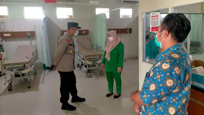 Polisi mengawal korban di RSI Arafah dan berkoordinasi dengan petugas medis, Minggu (8/5/2022) siang.