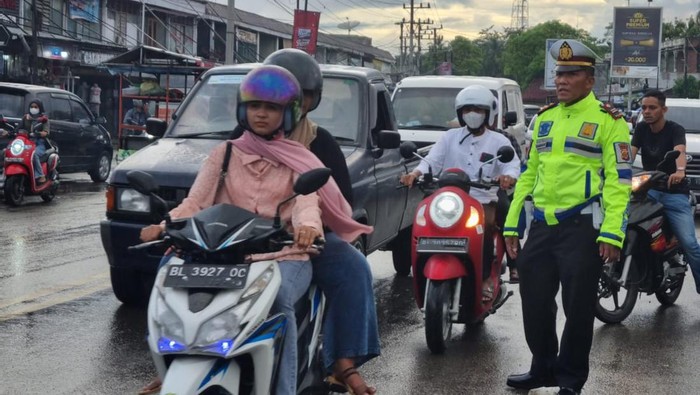 Polisi saat mengatur lalu lintas di Jalinsum Aceh-Medan
