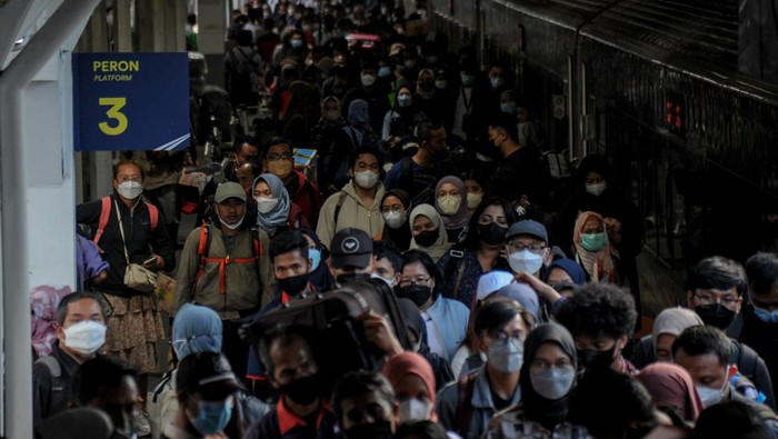 Minggu (8/5) atau hari ini diprediksi menjadi puncak arus balik lebaran 2022. Kesibukan pun terlihat di pelabuhan hingga bandara. Ini potretnya.