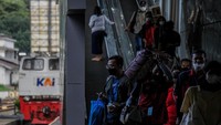 PT KAI Daop 2 Bandung mencatat pada arus balik H+5 Lebaran 2022, telah memberangkatkan 12.568 penumpang serta sebanyak 13.324 penumpang akan tiba di Daop 2 Bandung. ANTARA FOTO/Raisan Al Farisi.