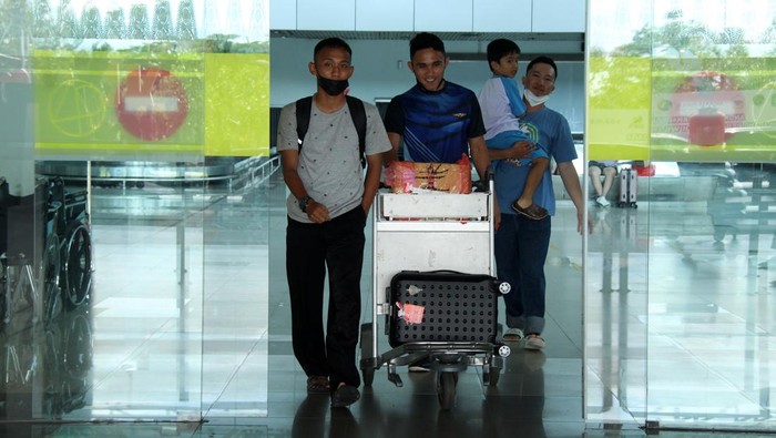 Minggu (8/5) atau hari ini diprediksi menjadi puncak arus balik lebaran 2022. Kesibukan pun terlihat di pelabuhan hingga bandara. Ini potretnya.