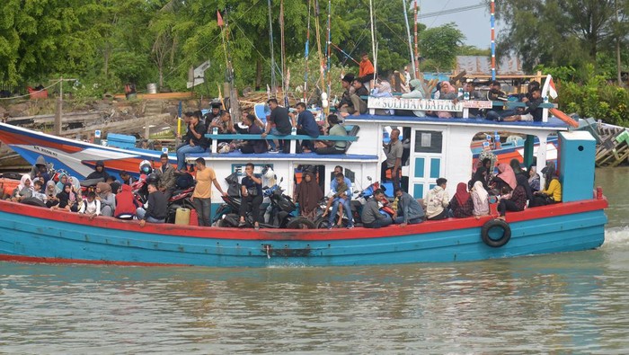 Potret Arus Balik Lebaran di Berbagai Wilayah Indonesia Minggu (8/5) atau hari ini diprediksi menjadi puncak arus balik lebaran 2022. Kesibukan pun terlihat di pelabuhan hingga bandara. Ini potretnya.