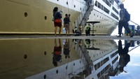 Sejumlah penumpang naik ke KM Umsini di Pelabuhan Sukarno Hatta, Makassar, Sulawesi Selatan, Minggu (8/5/2022). ANTARA FOTO/Abriawan Abhe.