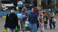 Otoritas Pelabuhan memperkirakan sebanyak 574 ribu penumpang akan tiba di Pelabuhan Sukarno Hatta pada arus balik H+5 lebaran. ANTARA FOTO/Abriawan Abhe.