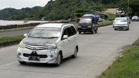 Kendaraan yang melintas di jalur tersebut saat puncak arus balik Lebaran 2022 terpantau ramai dan lancar yang didominasi kendaraan dari utara menuju ke arah Makassar. ANTARA FOTO/Arnas Padda.