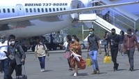 Sejumlah pemudik turun dari pesawat saat tiba di Bandara El Tari Kupang, NTT, Minggu (8/5/2022). ANTARA FOTO/Kornelis Kaha.