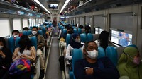 Sejumlah penumpang berada di dalam Kereta Api (KA) Sancaka relasi Surabaya Gubeng-Yogyakarta saat transit di Stasiun KA Madiun, Jawa Timur, Minggu (8/5/2022). ANTARA FOTO/Siswowidodo.