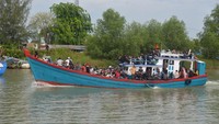 Kapal nelayan yang mengangkut penumpang dari kecamatan pulau Aceh tiba di pelabuhan tradisional Lampulo, Banda Aceh, Minggu (8/5/2022). ANTARA FOTO/Ampelsa.