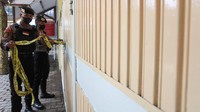 Pihak kepolisian terlihat memasang garis polisi di salah satu pintu Kenjeran Water Park yang saat ini tengah ditutup sementara.