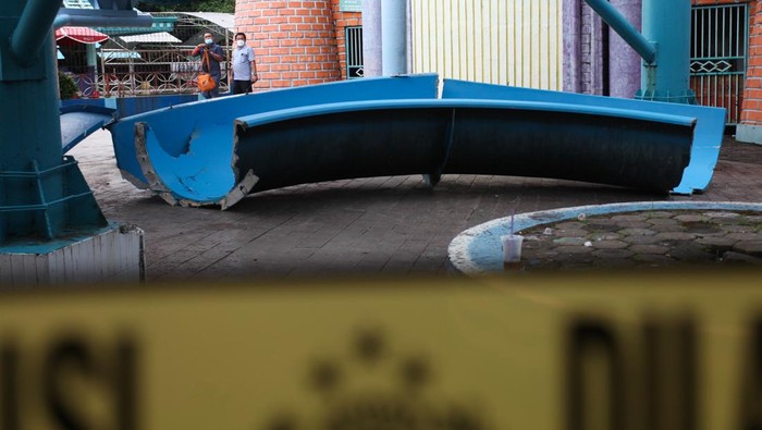 Kenjeran Water Park ditutup sementara usai perosotan ambrol dan melukai belasan pengunjung. Garis polisi terpasang di pintu masuk wahana permainan air itu.