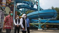 Gubernur Jawa Timur Khofifah Indar Parawansa (kedua kanan) didampingi Wali Kota Surabaya Eri Cahyadi (ketiga kanan) meninjau wahana permainan air di Kenjeran Water Park, Surabaya, Jawa Timur, Minggu (8/5/2022).