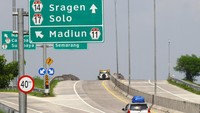 Sementara itu, arus lalu lintas di jalan Tol Solo-Ngawi terpantau lancar saat puncak arus balik di wilayah Kartoharjo, Ngawi, Jawa Timur, Minggu (8/5/2022).