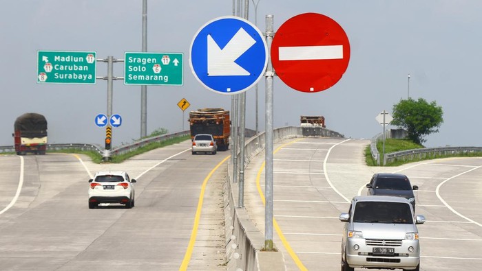 Sejumlah kendaraan melintasi jalan Tol Solo-Ngawi saat puncak arus balik lebaran. Diketahui, puluhan ribu kendaraan telah melintasi tol itu Sabtu (7/8) lalu.