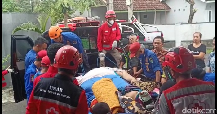 Pria berbobot 275 kg mengalami patah tulang karena anjlok bersama lift di rumahnya.