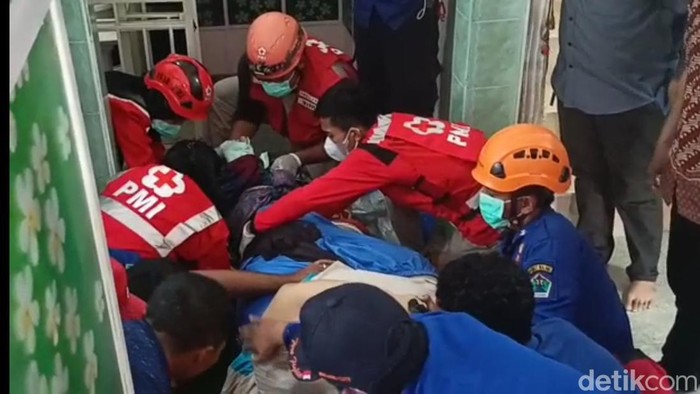 Pria berbobot 275 kg mengalami patah tulang karena anjlok bersama lift di rumahnya.