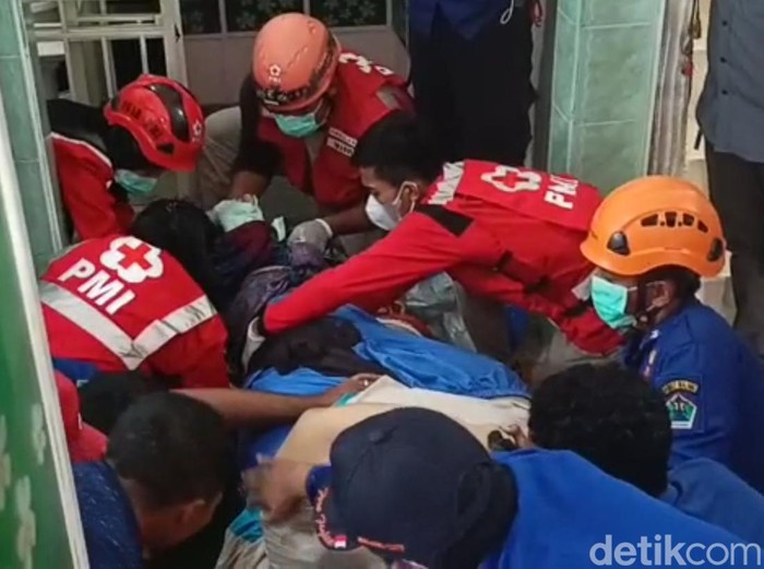 Pria berbobot 275 kg mengalami patah tulang karena anjlok bersama lift di rumahnya.