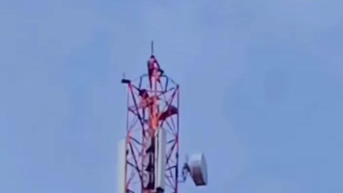 Pria di Langkat nekat memanjat tower setinggi 50 meter