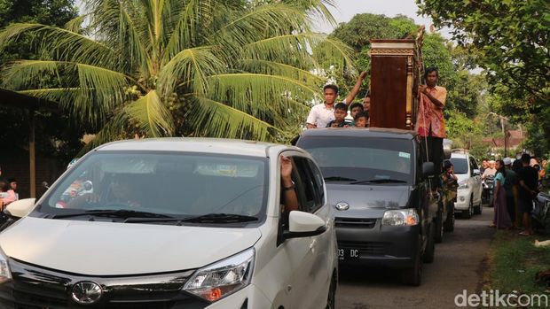 Prosesi pernikahan unik di Pakis Aji, Jepara, Minggu (8/5/2022).