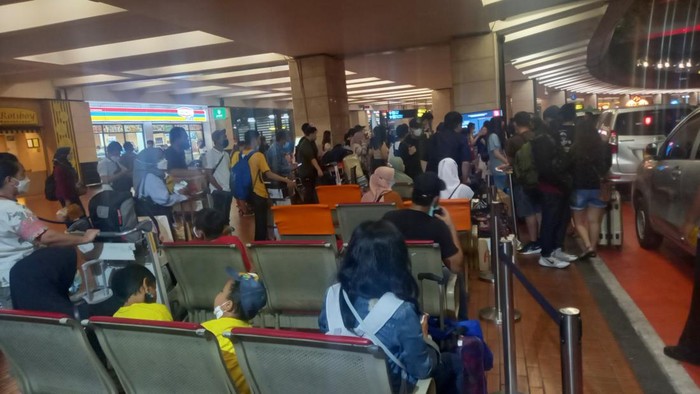 Arus balik Lebaran 2022 di Bandara Soekarno Hatta (Soetta) masih terjadi, Minggu (8/5/2022) malam. Suasana kedatang Terminal 2 Bandara Soetta masih dipadati oleh para penumpang.