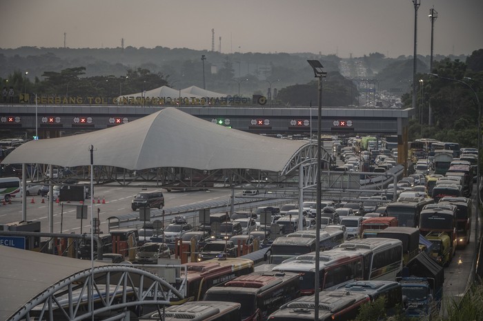 Antrean kendaraan terlihat saat hendak memasuki Gerbang Tol Cikampek Utama di Karawang. Hari Minggu (8/5) diperkirakan menjadi puncak arus mudik lebaran 2022.