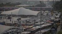 Penampakan antrean kendaraan pemudik yang terlihat hendak memasuki Gerbang Tol Cikampek Utama di Karawang, Jawa Barat, Minggu (8/5/2022).