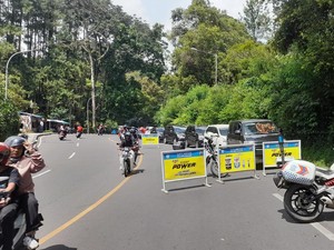 Jalur Puncak Arah Jakarta Siang Ini One Way